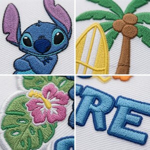 Peut inclure: Un tissu blanc avec quatre sections brod&eacute;es : le personnage bleu Stitch, une planche de surf jaune avec un palmier, une fleur d'hibiscus rose avec des feuilles tropicales vertes, et les lettres bleues RE brod&eacute;es sur un fond textur&eacute;.