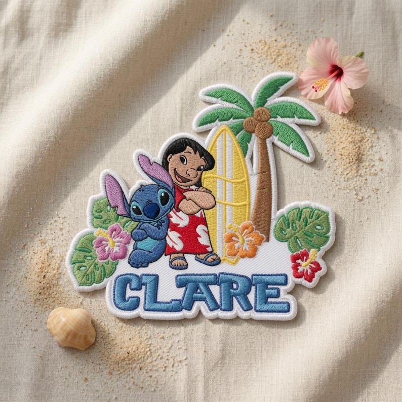 Peut inclure: Un &eacute;cusson brod&eacute; repr&eacute;sentant les personnages Lilo et Stitch &agrave; c&ocirc;t&eacute; d'une planche de surf jaune et d'un palmier. Le motif comprend des fleurs tropicales, des feuilles vertes et le nom CLARE en lettres bleues en bas de l'&eacute;cusson.