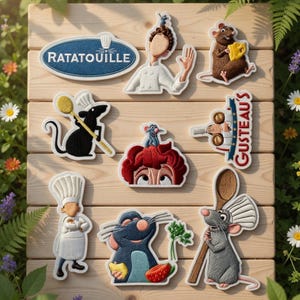 Può includere: Una collezione di toppe ricamate con personaggi ed elementi del film d'animazione "Ratatouille". Le toppe includono il logo del film, personaggi di chef e Remy il topo, con colori vivaci e cuciture dettagliate. Le toppe sono disposte su una superficie di legno.
