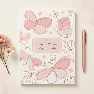 Op de afbeelding: Een studentenplanner met een vlinderontwerp, de cover heeft roze vlinders en bloemaccenten. De planner bevat de tekst "2024 Student Planner Mega Bundle". Een bijpassende roségouden pen ligt naast de planner.