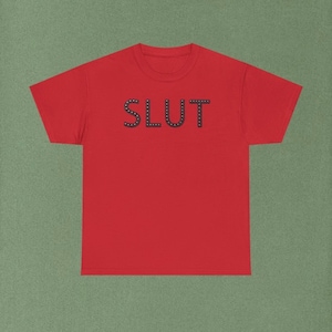Camiseta de Lindsay Bluth con la palabra "SLUT" / Arrested Development