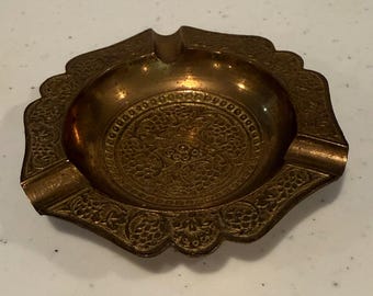 Cenicero de latón ornamentado. Hecho en India. Tres ranuras para cigarrillos. 9,5 cm (3 3/4”).