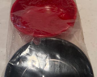 Dos artículos: Juego de tres ceniceros NUEVOS en su empaque original de Gessner Products CO., Inc. ADEMÁS, 5 bolsas de tabaco antiguas.