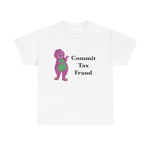 Op de afbeelding: Een wit T-shirt met korte mouwen en een afbeelding van een paarse dinosaurus met een groene buik. Rechts van het personage staat de zwarte tekst Commit Tax Fraud. Het shirt heeft een ronde hals en een standaard rechte zoom.