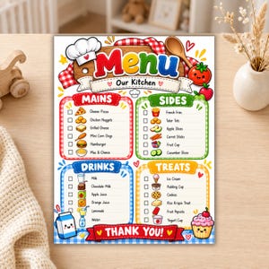 Pode incluir: Um quadro de menu colorido intitulado Our Kitchen com quatro seções: Mains, Sides, Drinks e Treats. Cada seção lista alimentos com caixas de seleção e ilustrações. O design inclui um chapéu de chef, uma tábua de madeira e um cupcake.