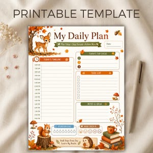 Può includere: Un modello di agenda giornaliera stampabile intitolato My Daily Plan con illustrazioni autunnali di un cerbiatto, scoiattolo, riccio, funghi e foglie. Il layout include sezioni per la pianificazione oraria, priorità, lista attività e note.