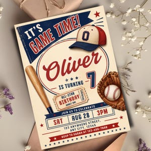 Puede incluir: Una tarjeta de invitación de cumpleaños con temática de béisbol con el texto IT'S GAME TIME!, Oliver IS TURNING 7 y ALL-STAR BIRTHDAY ADMIT ONE. El diseño incluye una gorra, un bate de madera, un guante de cuero y una pelota sobre fondo crema.