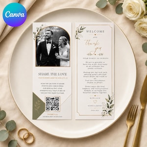 Może przedstawiać: Dwie pionowe karty menu ślubnego ze złotymi akcentami i botanicznymi ilustracjami. Lewa karta zawiera czarno-białe zdjęcie pary, napis SHARE THE LOVE oraz kod QR. Prawa karta zawiera tekst WELCOME AND THANK YOU.