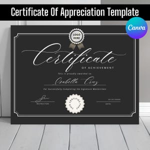 Puede incluir: Una plantilla de certificado negra con texto blanco. Las palabras "Certificate Of Appreciation Template" están en la parte superior. El certificado incluye las palabras "Certificate Of Achievement" e "Isabella Cruz". Un logotipo de Canva está en la esquina superior derecha.