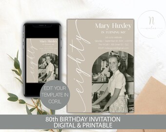 Puede incluir: Una plantilla de invitación de cumpleaños número 80 beige y blanca con una foto de una mujer con una camisa blanca y una falda floral. El texto de la invitación dice "¡Mary Huxley cumple 80!" e incluye detalles del evento, como la fecha, la hora y el lugar. La invitación también incluye el texto "Edita tu plantilla en Corjl" y "Invitación de cumpleaños número 80 Digital e Imprimible".