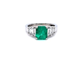 Anillo de compromiso Classic Vintage Platinum Emerald con diamantes Baguette - 2.22ct.