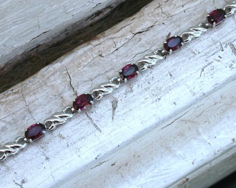 Pretty Vintage 14K White Gold Garnet Bracelet - 8.80ct.