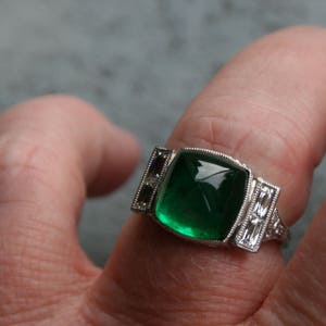 Platinum Art Deco Stijl Sugarloaf Emerald en Diamond Ring Verlovingsring Trouwring. afbeelding 7