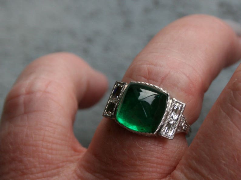 Platinum Art Deco Stijl Sugarloaf Emerald en Diamond Ring Verlovingsring Trouwring. afbeelding 7