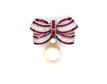 RESERVADO - Broche/Colgante retro vintage con forma de lazo, diamantes, rubíes y perlas en oro blanco de 14 quilates.