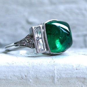 Platinum Art Deco Stijl Sugarloaf Emerald en Diamond Ring Verlovingsring Trouwring. afbeelding 1