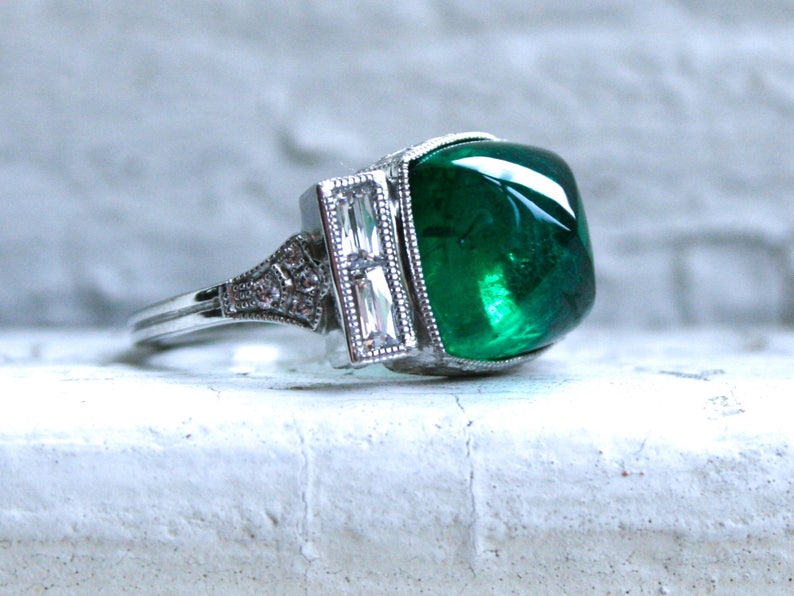 Platinum Art Deco Stijl Sugarloaf Emerald en Diamond Ring Verlovingsring Trouwring. afbeelding 1
