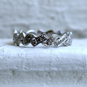 Aliança de casamento vintage em platina e diamante.
