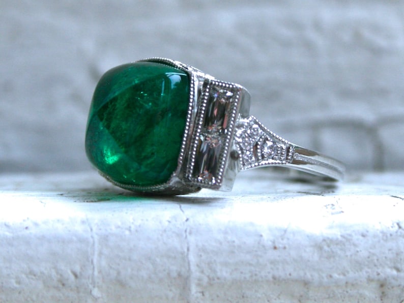 Platinum Art Deco Stijl Sugarloaf Emerald en Diamond Ring Verlovingsring Trouwring. afbeelding 3