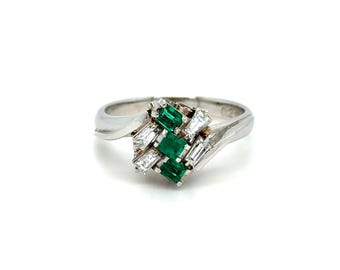 Anel de noivado vintage em platina com diamantes e esmeraldas.