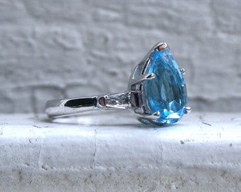 Vintage peergeslepen ring met blauwe topaas – 14 kt witgouden diamantaccent