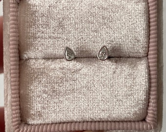 Peergeslepen diamanten oorknopjes, 14 kt witgouden ringset