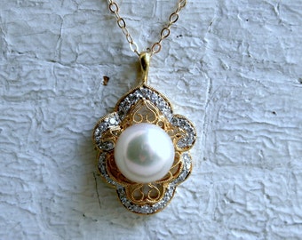 Vintage 18K Yellow Gold Diamond and Pearl Pendant with Chain.