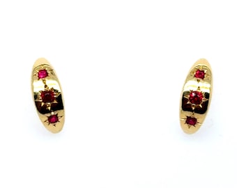 18 kt geelgouden Ruby Huggie-oorbellen, ontwerp met halve maan