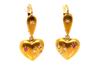 Excepcionais brincos vitorianos em formato de coração, em ouro amarelo 14K com rubis e diamantes.