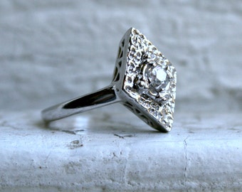 Beautiful Vintage 14K White Gold Diamond Solitaire Floral Ring Engagement Ring.