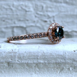 Anillo de compromiso clásico Halo Diamond en oro rosa de 14K - 0.77ct.