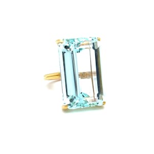 Gorgeous Vintage Solitaire 18K Yellow Gold Aquamarine Ring - 30.00ct.