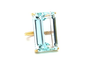 Gorgeous Vintage Solitaire 18K Yellow Gold Aquamarine Ring - 30.00ct.