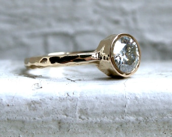 Anillo de boda de anillo de compromiso de solitario de solitario de oro amarillo de 14k martillado.