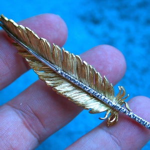 Gorgeous 18K Yellow Gold Diamond Feather Pin/Pendant 0.42ct. image 1