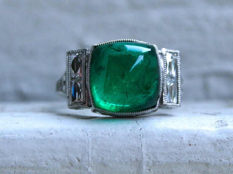 Platinum Art Deco Stijl Sugarloaf Emerald en Diamond Ring Verlovingsring Trouwring. afbeelding 2