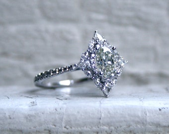 Anel de Noivado com Halo de Diamantes Ovais em Ouro Branco 14K - 1,75ct