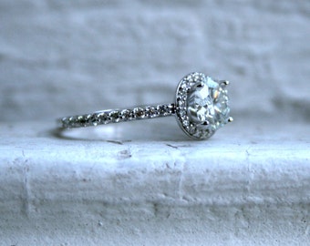 Anel de noivado clássico de diamante Halo e Moissanite em ouro branco 18K - 0,67 ct.