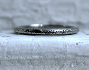 Beautiful Vintage Patterned 18K White Gold Wedding Band.