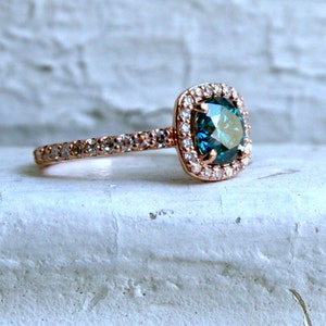 14K Oro Rosa Pave Diamond y Blue Diamond Halo Ring - 1.05ct.