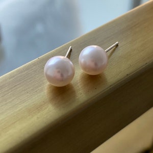 Classici orecchini a bottone con perle Akoya, perno e chiusura in oro bianco massiccio 14K, 7 mm.