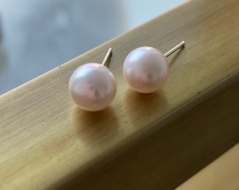 Brincos clássicos de pérola Akoya com haste e parte traseira em ouro branco 14K maciço, 7 mm.