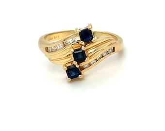 Anel vintage em ouro amarelo 14K com safira e diamantes.