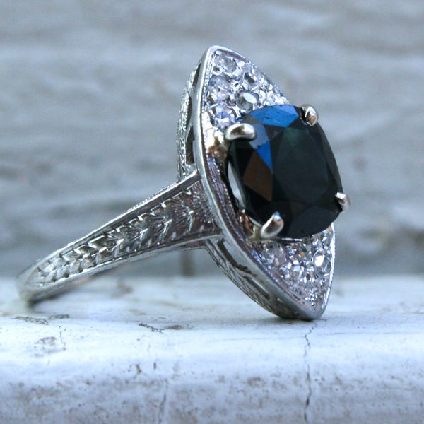 Schöne Vintage Diamant und Saphir Navette Platin Ring.