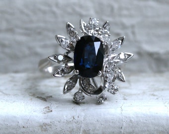 Anel de noivado vintage em ouro branco 18K com diamante retrô e safira -2,22 quilates.
