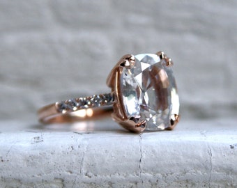 Handgemaakte 14K roségouden kussenzirkoonring met effen diamanten