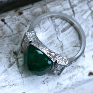 Platin Art-Deco-Stil Zuckerhut Smaragd und Diamant-Ring-Verlobungsring Ehering. Bild 4