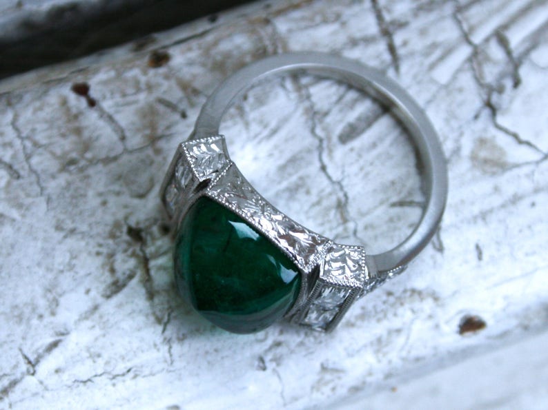 Platinum Art Deco Stijl Sugarloaf Emerald en Diamond Ring Verlovingsring Trouwring. afbeelding 4