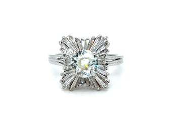 Anillo de bailarina vintage de platino: diamante de talla mina antigua con detalles en baguette.