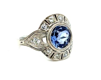 Anel de Noivado e Aliança com Safira e Halo de Diamantes em Ouro Branco 14K.